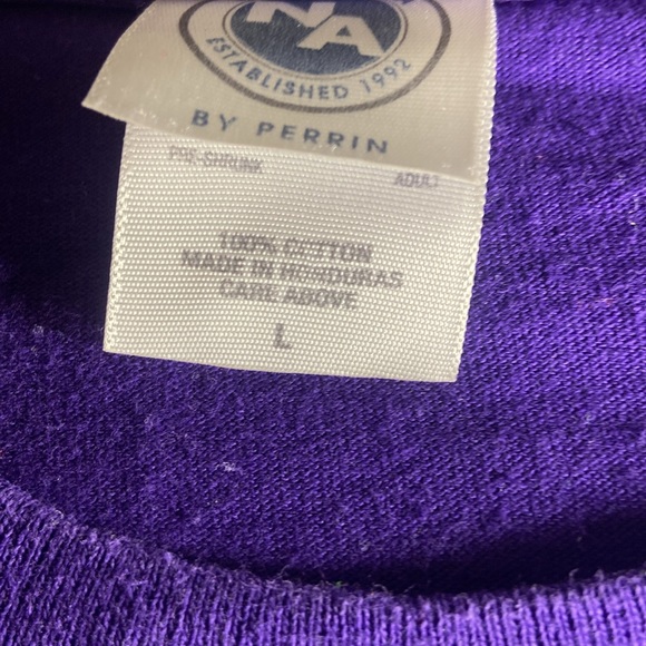 University of Washington - Basketball - Large -T-Shirt - Picture 3 of 4